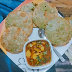 A picture of Hari matar ki kachori.