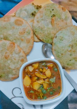 A picture of Hari matar ki kachori.