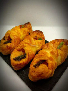 Una foto de Canapés de hojaldre con pesto rojo y espárragos