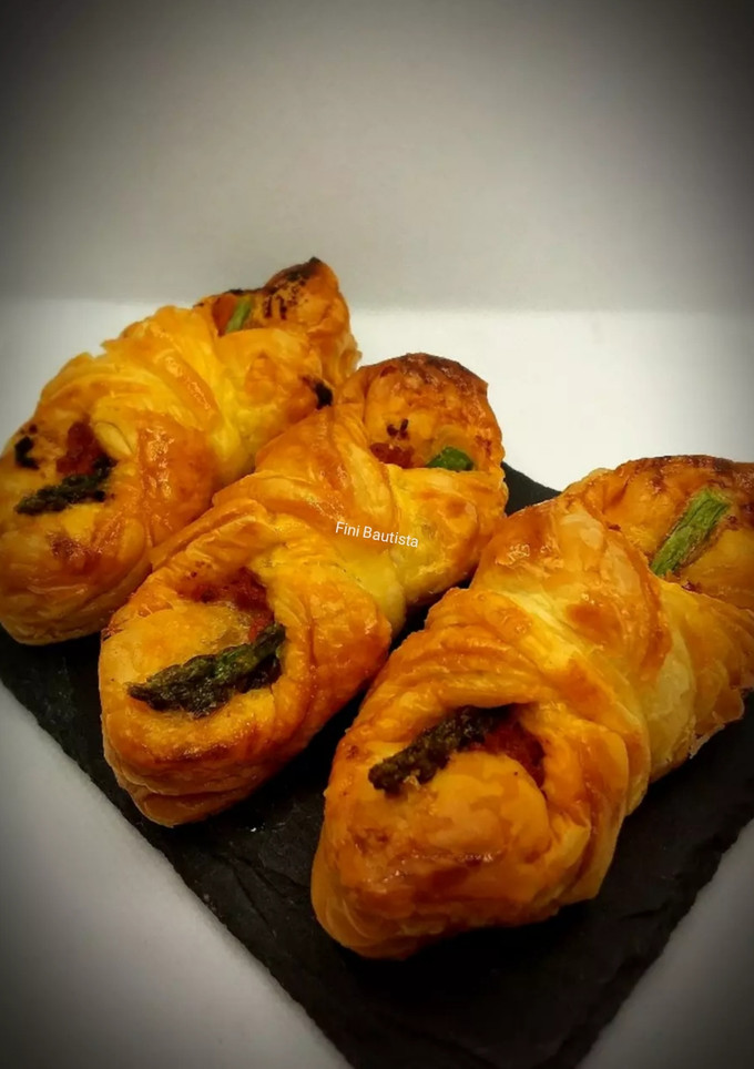 Una foto de Canapés de hojaldre con pesto rojo y espárragos