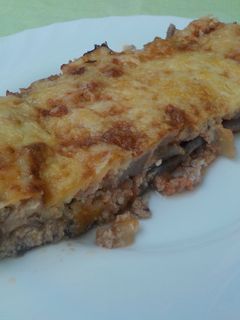 Una foto de Berenjenas rellenas y gratinadas con huevo y queso rallado