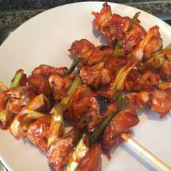 Una foto de Pinchito de pollo con salsa picante coreana(매운 닭꼬치)