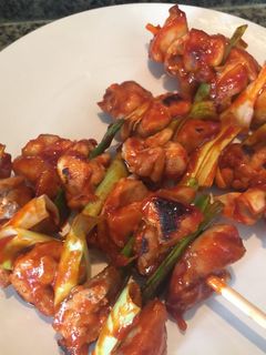 Una foto de Pinchito de pollo con salsa picante coreana(매운 닭꼬치)