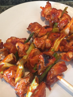 Una foto de Pinchito de pollo con salsa picante coreana(매운 닭꼬치)