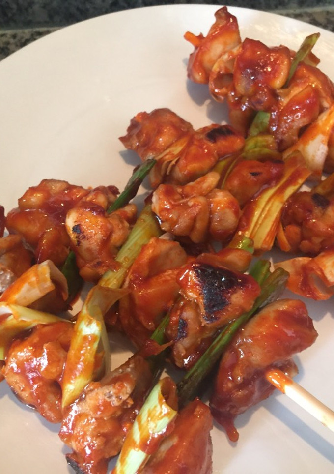 Una foto de Pinchito de pollo con salsa picante coreana(매운 닭꼬치)