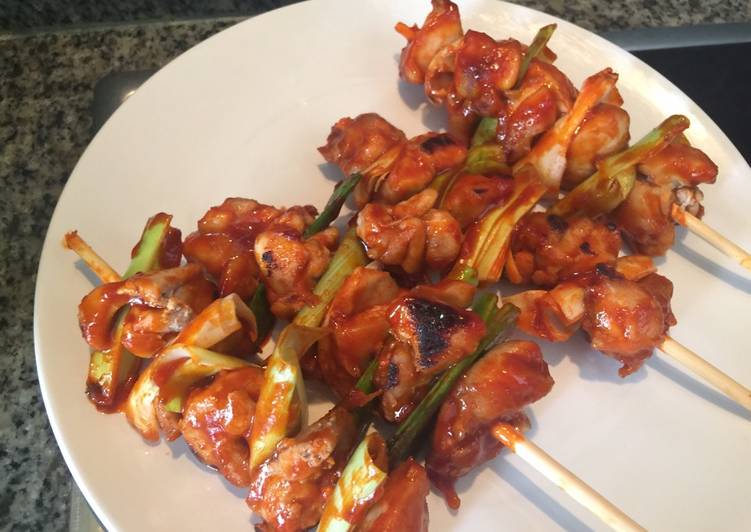 Pinchito de pollo con salsa picante coreana(매운 닭꼬치)
