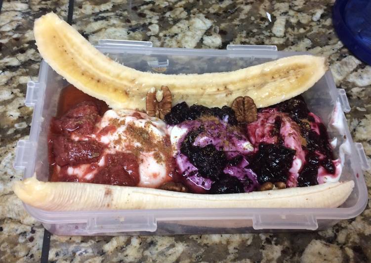 Simple Way to Prepare Speedy Yogourt Banana Split