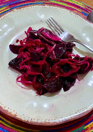 Una foto de Ensalada de betarragas con cebolla