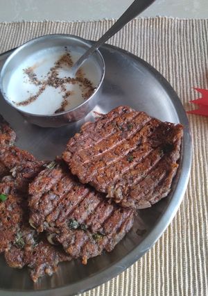 A picture of Aloo and Kuttu ke aate ke grilled pancakes.