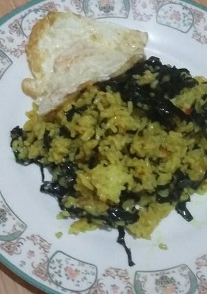 Foto resep Noni fried rice and fried egg