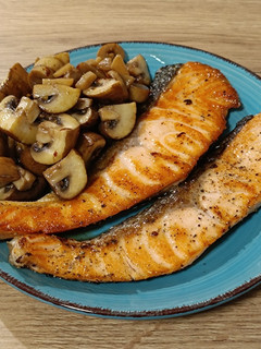Una foto de Salmón a la plancha con champiñones al Jerez