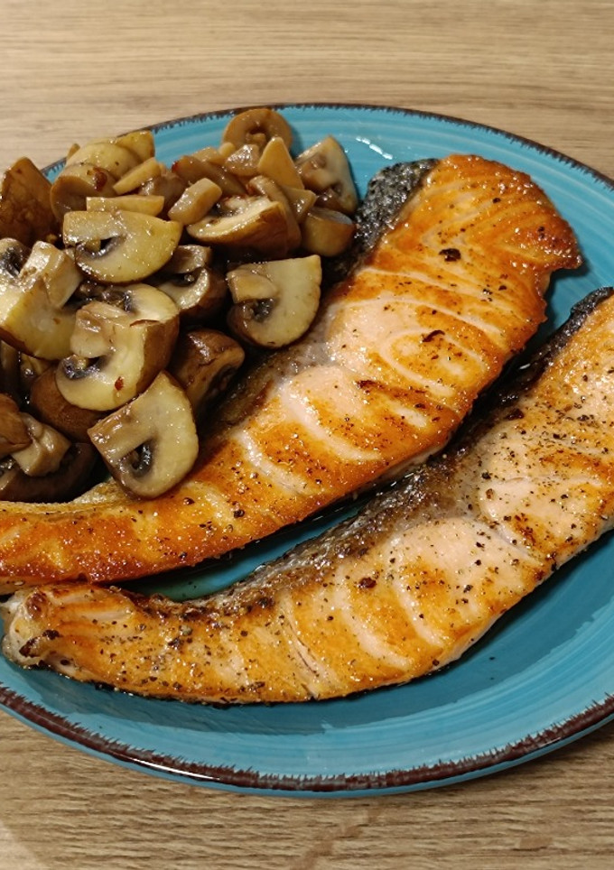 Una foto de Salmón a la plancha con champiñones al Jerez
