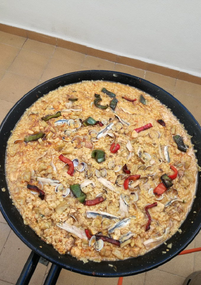 Una foto de Paella mar y tierra