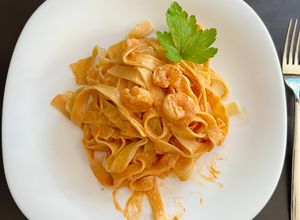 Una foto de 🍝 Pasta con salsa de langostinos 🍤