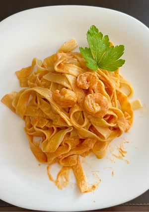 Una foto de 🍝 Pasta con salsa de langostinos 🍤
