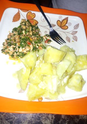 A picture of Potato and vegetable egg sauce.