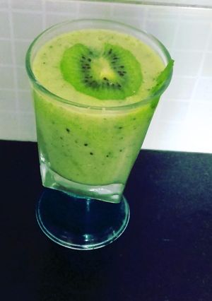 कीवी स्मूथी (kiwi smoothie recipe in Hindi) रेसिपी मुख्य फोटो