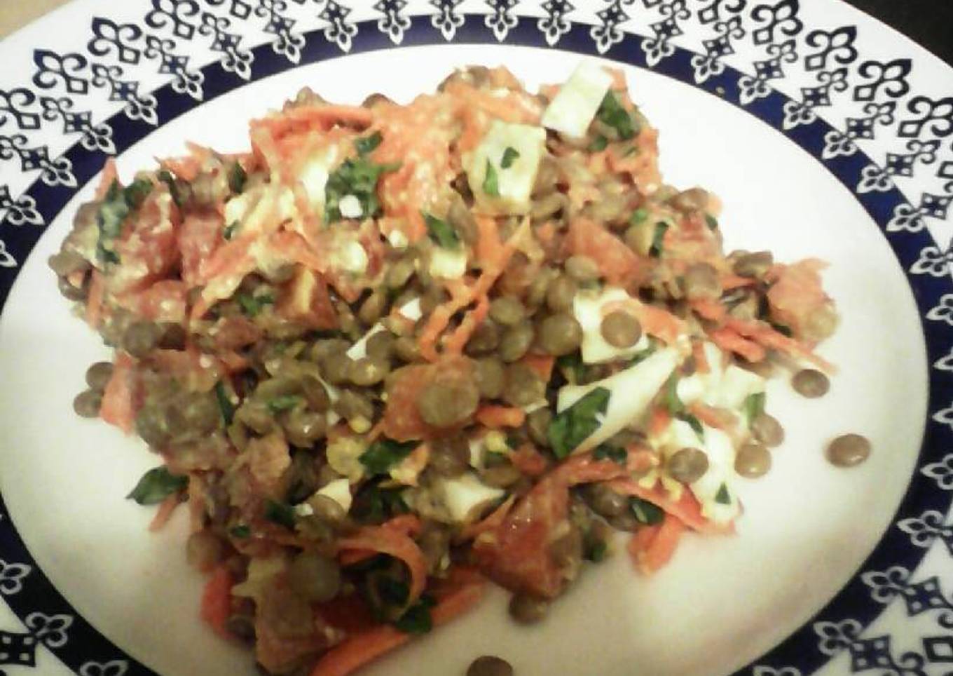 Ensalada de lentejas con aderezo de huevo