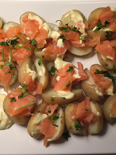 Una foto de Papas con salmón y mayonesa al aroma de ajo