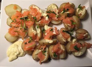 Una foto de Papas con salmón y mayonesa al aroma de ajo