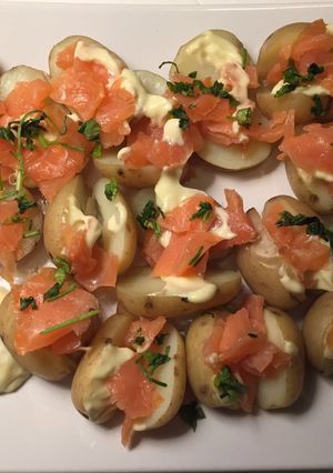 Una foto de Papas con salmón y mayonesa al aroma de ajo