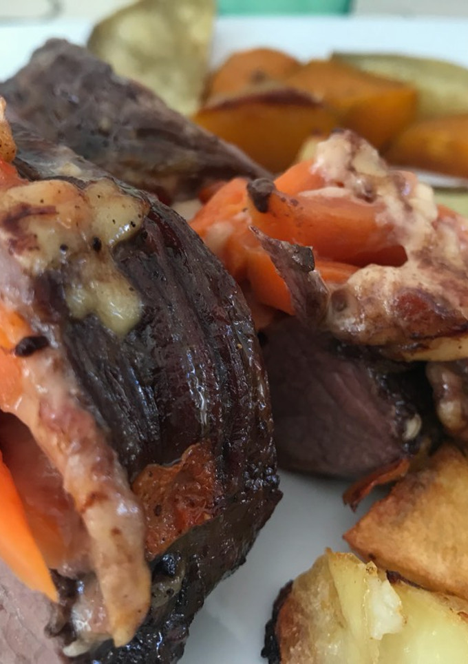 Una foto de Colita de cuadril al horno rellena
