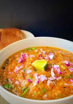 पाव भाजी (pav bhaji recipe in marathi) रेसिपी चे मुख्य फोटो 