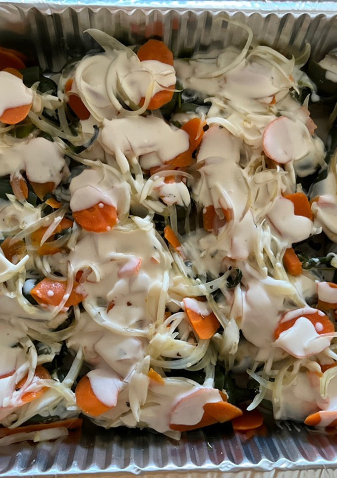 Una foto de Chiles rellenos de pollo en frío con escabeche artesanal