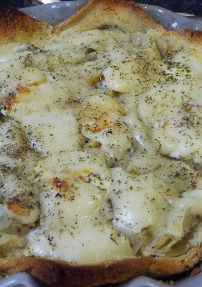 Una foto de Pastel crujiente de pan de maíz con alcachofas