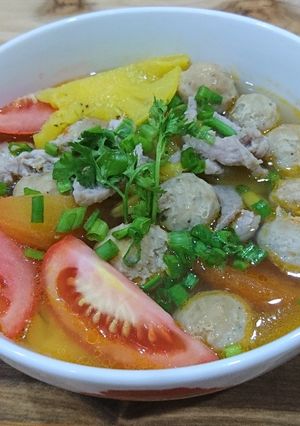 Hình của món Canh bò viên nấu thơm cà.