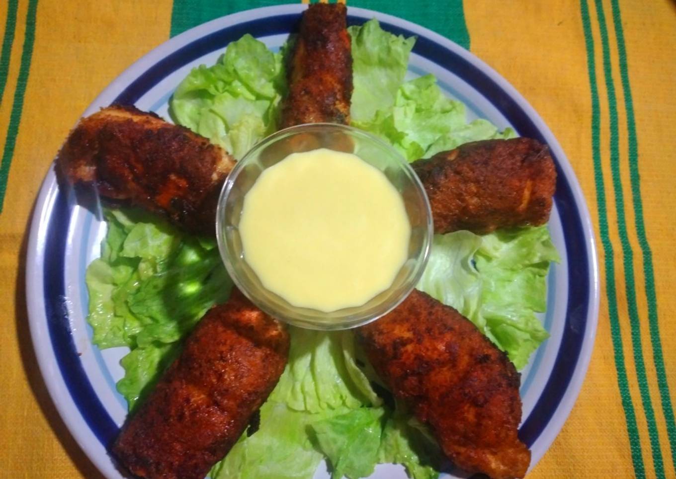 Rollitos de pollo con jamón y queso acompañado con mayonesa