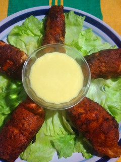 Una foto de Rollitos de pollo con jamón y queso acompañado con mayonesa
