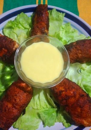 Una foto de Rollitos de pollo con jamón y queso acompañado con mayonesa
