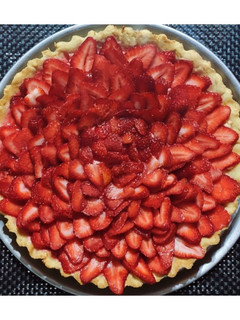 Una foto de Tarta de frutillas y pastelera 🍓