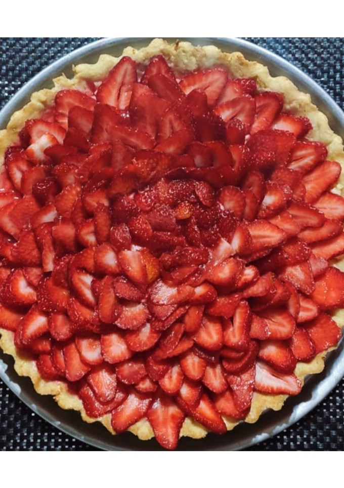 Una foto de Tarta de frutillas y pastelera 🍓