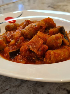 Una foto de Guiso de salchichas con berenjenas y tomate