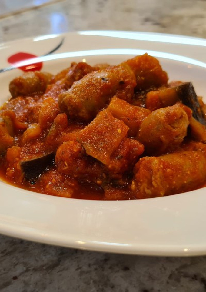 Una foto de Guiso de salchichas con berenjenas y tomate