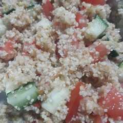 Una foto de Ensalada de trigo burgol, tomate y pepino