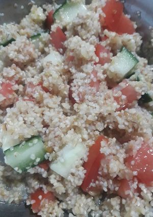 Una foto de Ensalada de trigo burgol, tomate y pepino