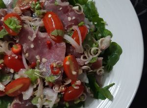 รูปของ "ยำทูน่าสดวอเตอร์เครส" 🥗🐟☘Spicy Raw Tuna Salad with Watercress