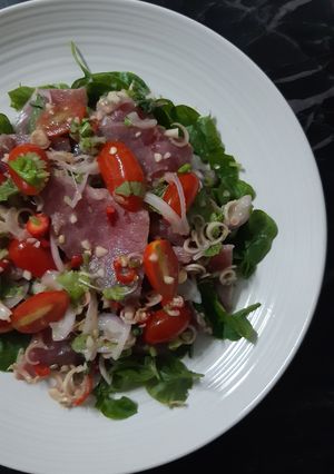 รูปของ "ยำทูน่าสดวอเตอร์เครส" 🥗🐟☘Spicy Raw Tuna Salad with Watercress