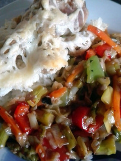 Una foto de Arroz con pollo gratinado y verduras
