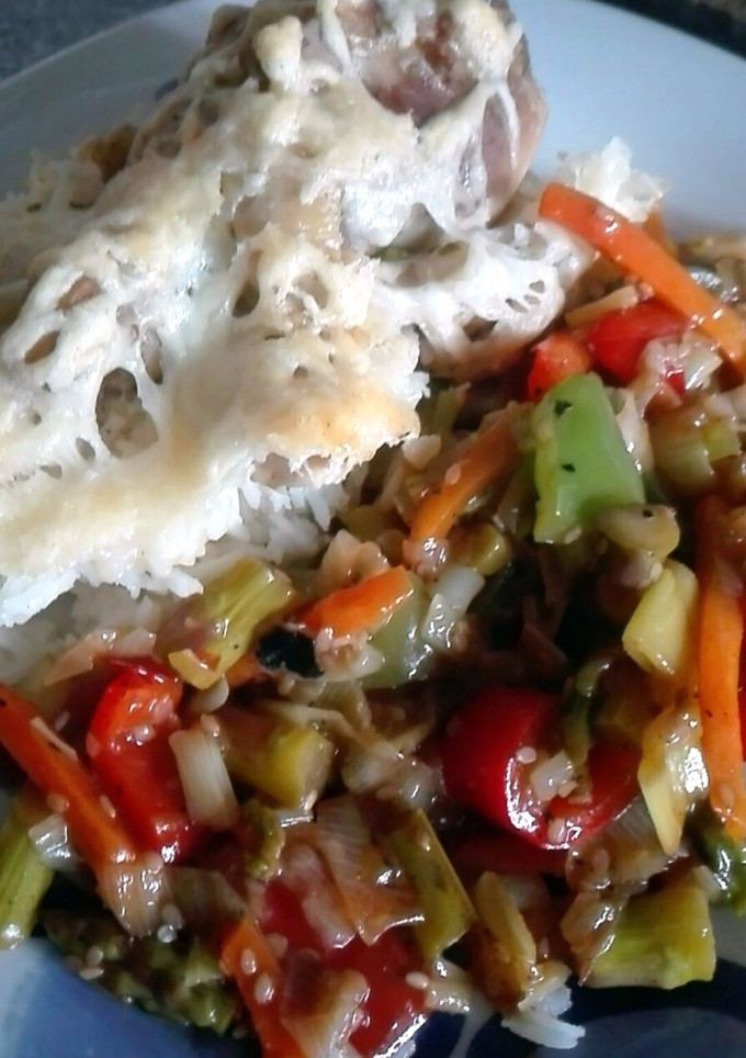 Una foto de Arroz con pollo gratinado y verduras