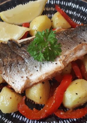 Foto principal de Lubina a la plancha con patatas, guindilla y limón