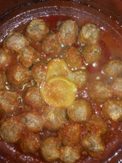 صورة لوصفة طاجين صلصة الطماطم بكويرات كفتة السردين 😋