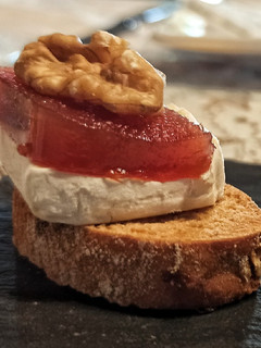 Una foto de Canapé de brie trufado, membrillo y nuez 🧀
