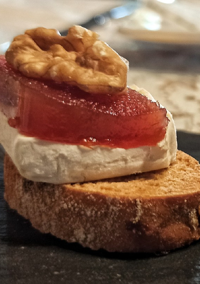 Una foto de Canapé de brie trufado, membrillo y nuez 🧀