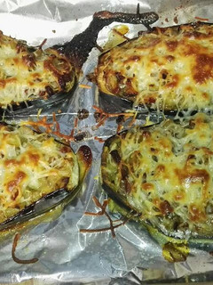 Una foto de Berenjena rellena de verduras y beicon