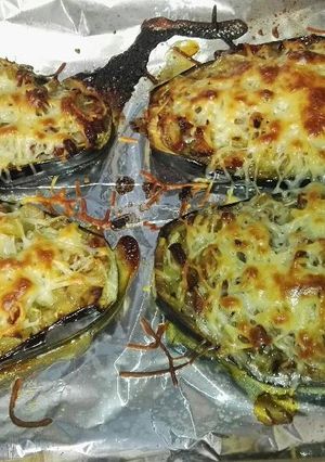 Una foto de Berenjena rellena de verduras y beicon