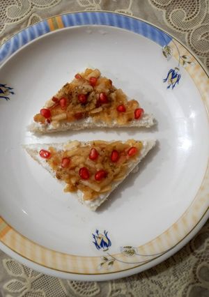 A picture of Bread with cream and fruit 🍞🍎🧈.